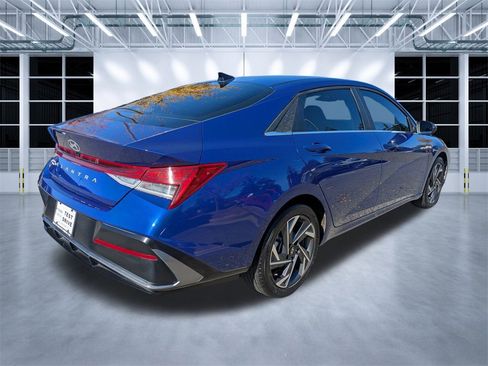 Used 2024 Hyundai Elantra SEL w/ Convenience Package image 4