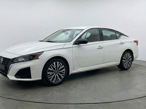 Used 2025 Nissan Altima 2.5 SV image 3