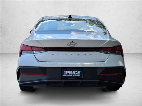 Used 2024 Hyundai Elantra SEL FWD image 7