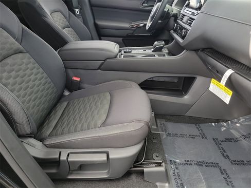 New 2025 Nissan Pathfinder S image 15