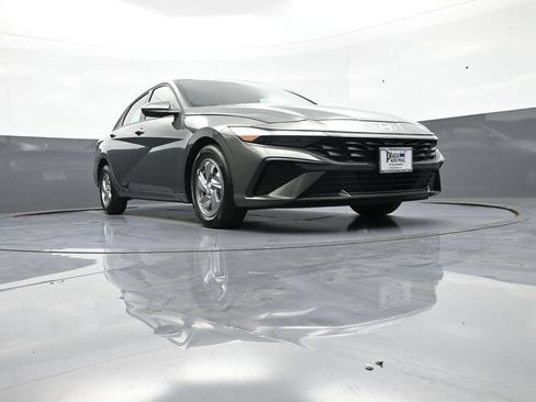Certified 2025 Hyundai Elantra SE FWD image 26
