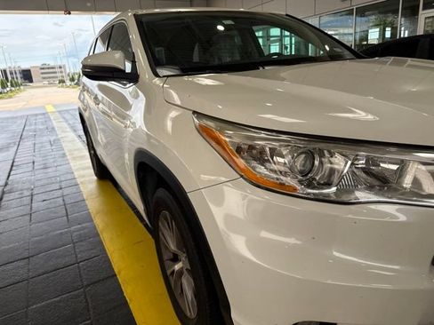 Used 2014 Toyota Highlander Plus FWD image 3