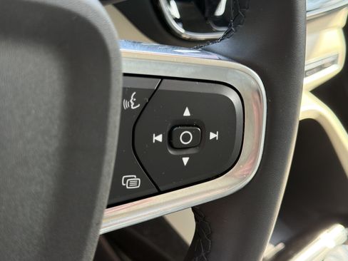 Certified 2023 Volvo XC40 B5 Plus AWD/4WD image 20