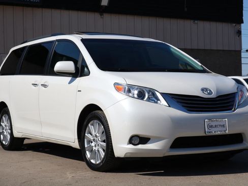 Used 2017 Toyota Sienna XLE w/ XLE Navigation Package image 4