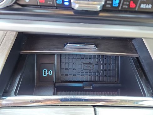 Used 2024 Ford Expedition Limited image 19