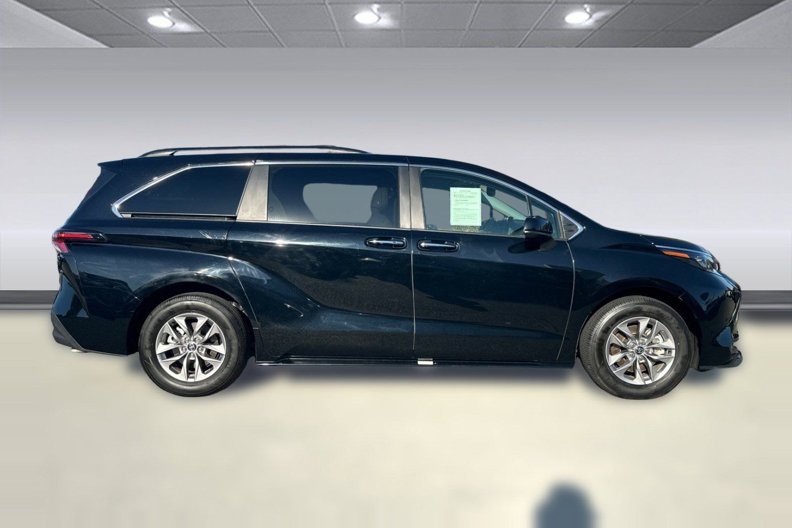 Used 2026 Toyota Sienna XLE FWD image 8
