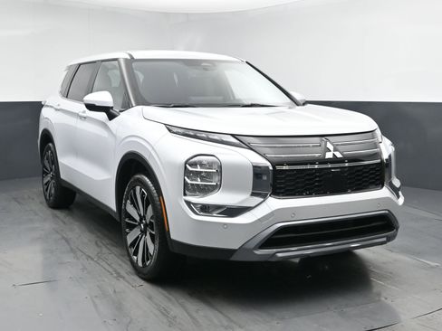 New 2026 Mitsubishi Outlander SE image 2