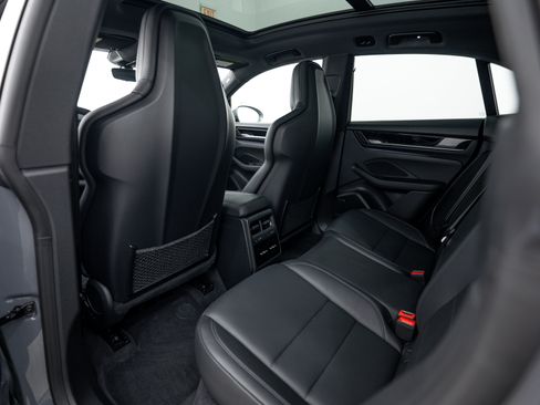 Certified 2025 Porsche Macan 4S Electric AWD/4WD image 22