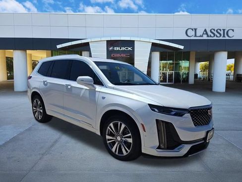 Used 2022 Cadillac XT6 Premium Luxury w/ Technology Package FWD image 2