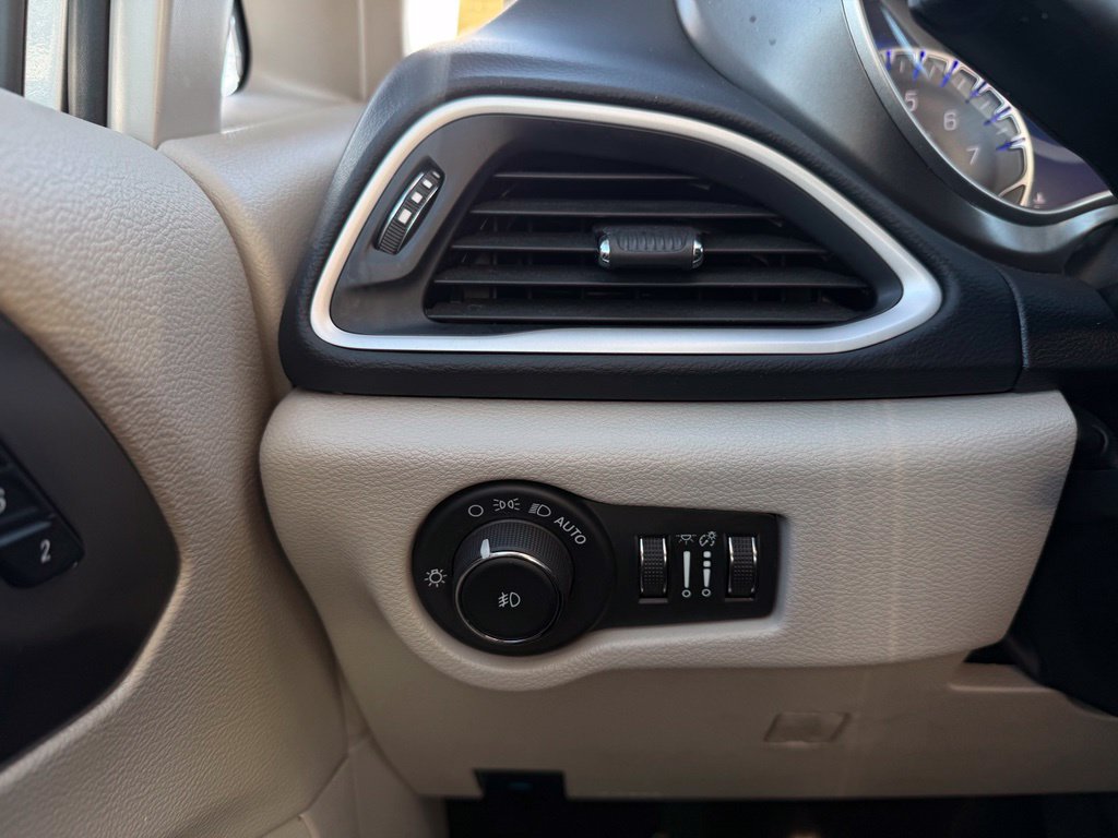Used 2023 Chrysler Pacifica Touring-L FWD image 13