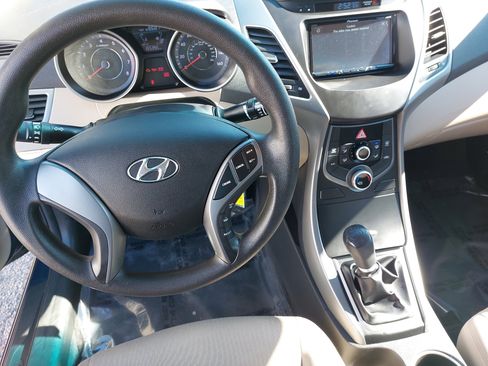 Used 2014 Hyundai Elantra SE image 16