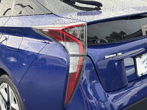 Used 2018 Toyota Prius Four Touring w/ Premium Convenience Package FWD image 11
