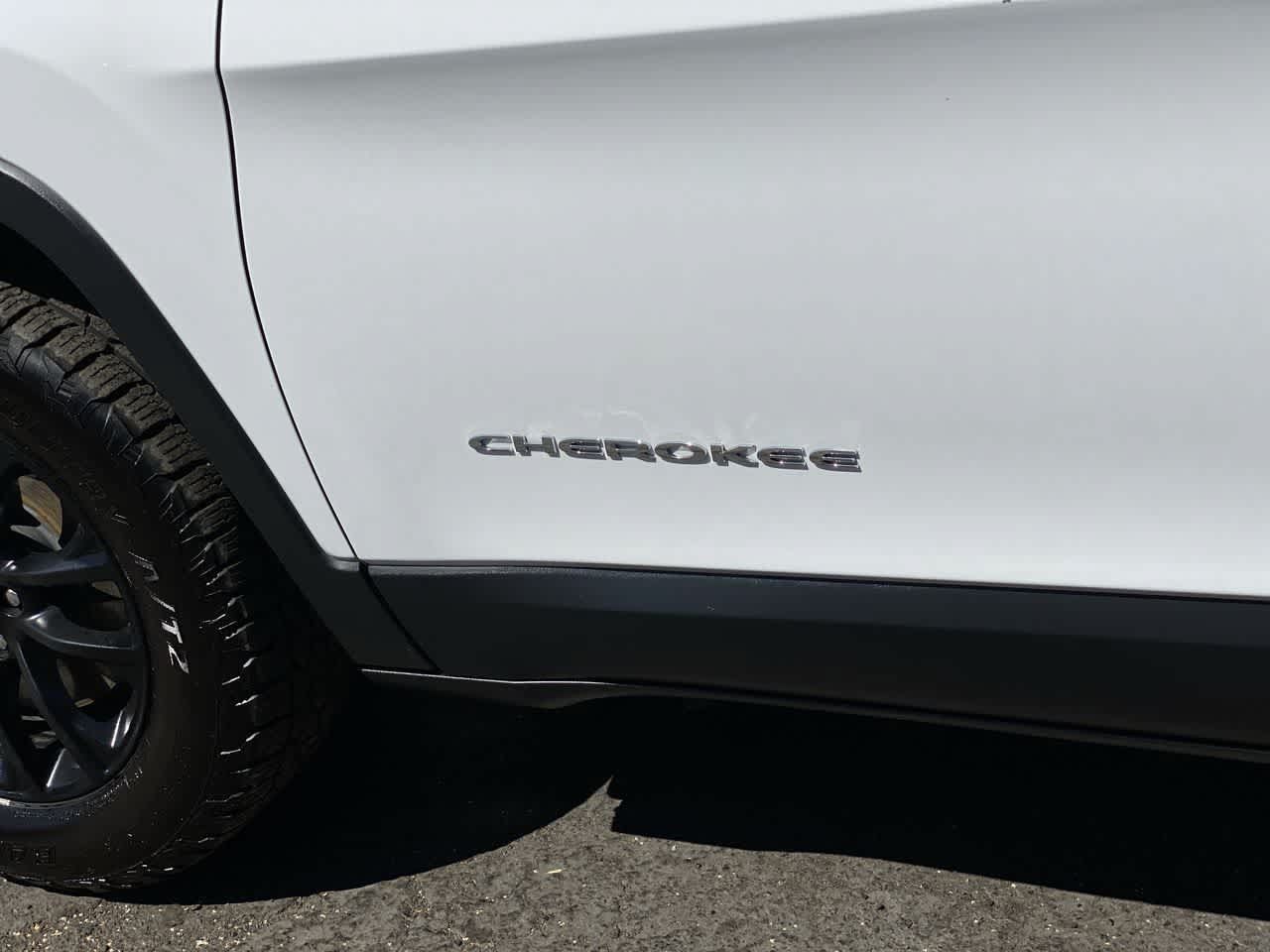 Used 2020 Jeep Cherokee Latitude w/ Cold Weather Group AWD/4WD image 10