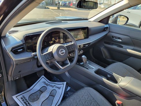 Certified 2025 Nissan Kicks SV image 17