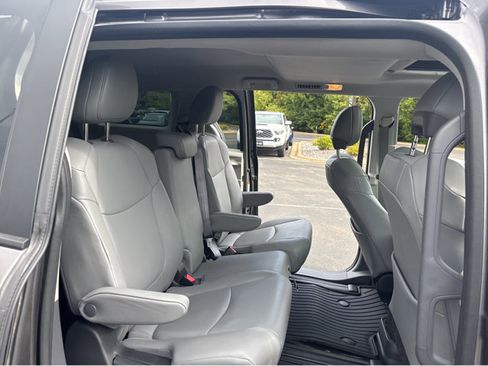 Used 2024 Toyota Sienna XLE image 35