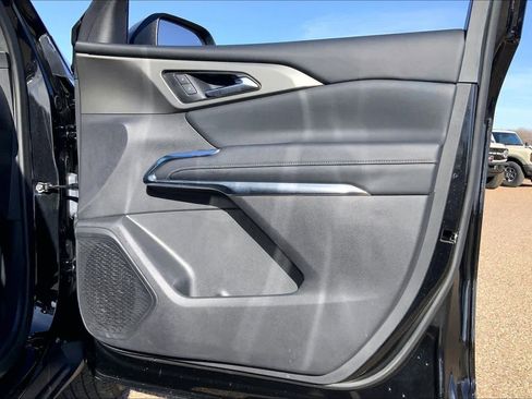 Used 2025 Chevrolet Traverse LT image 23