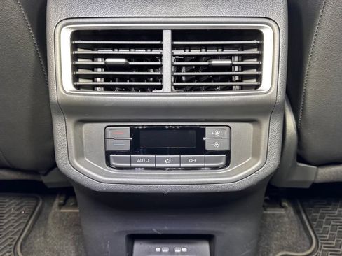 Used 2024 Volkswagen Atlas SE AWD/4WD image 44