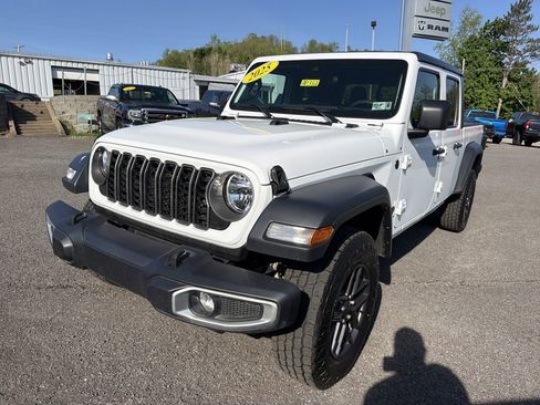 Used 2025 Jeep Gladiator Sport AWD/4WD image 10