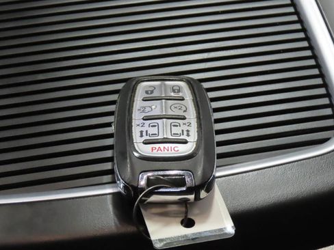 Used 2024 Chrysler Pacifica Touring-L FWD image 16