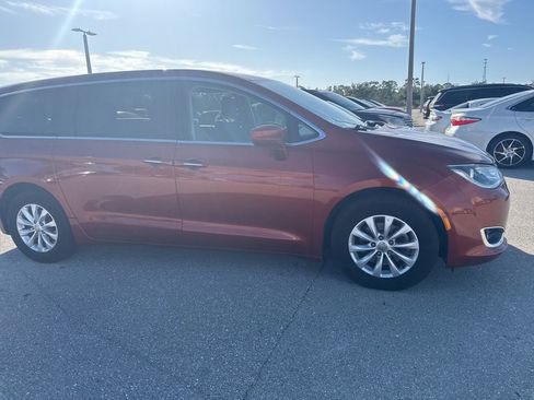 Used 2018 Chrysler Pacifica Touring Plus image 2