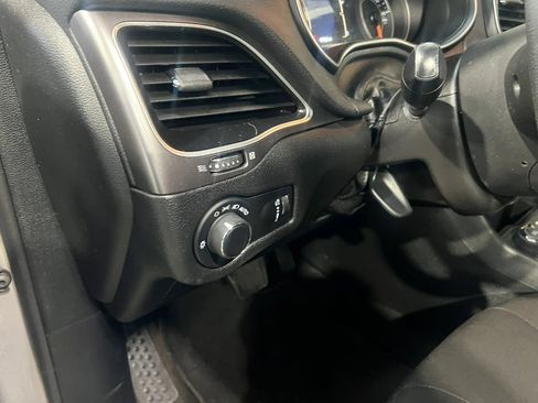 Used 2020 Jeep Cherokee Latitude AWD/4WD image 13