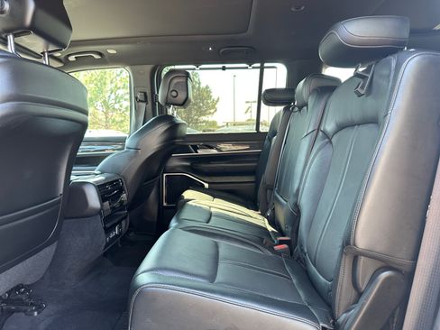 Used 2022 Jeep Wagoneer Series III w/ Premium Group I AWD/4WD image 16
