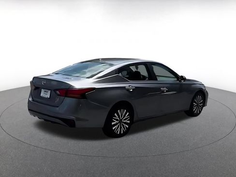 Used 2025 Nissan Altima 2.5 SV FWD image 9