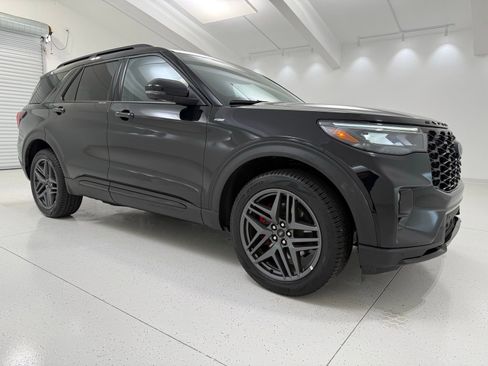 Used 2025 Ford Explorer ST-Line w/ ST-Line Street Pack image 1