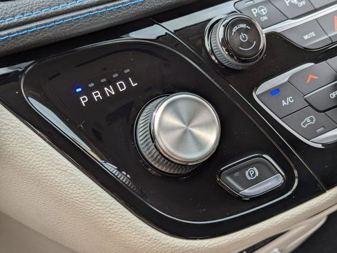 Used 2021 Chrysler Pacifica Touring-L w/ Uconnect Theater Family Group AWD/4WD image 16