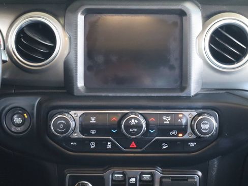 Used 2019 Jeep Wrangler Unlimited Sahara w/ Uconnect 4C Nav & Sound Group AWD/4WD image 31