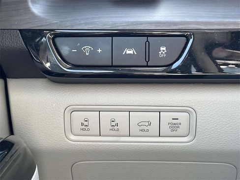 Used 2024 Kia Carnival EX image 26