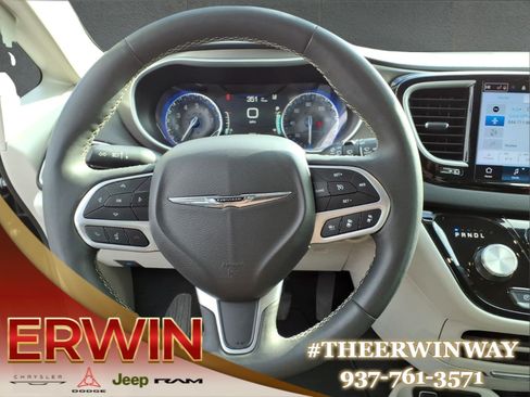 Certified 2024 Chrysler Pacifica Touring-L FWD image 17