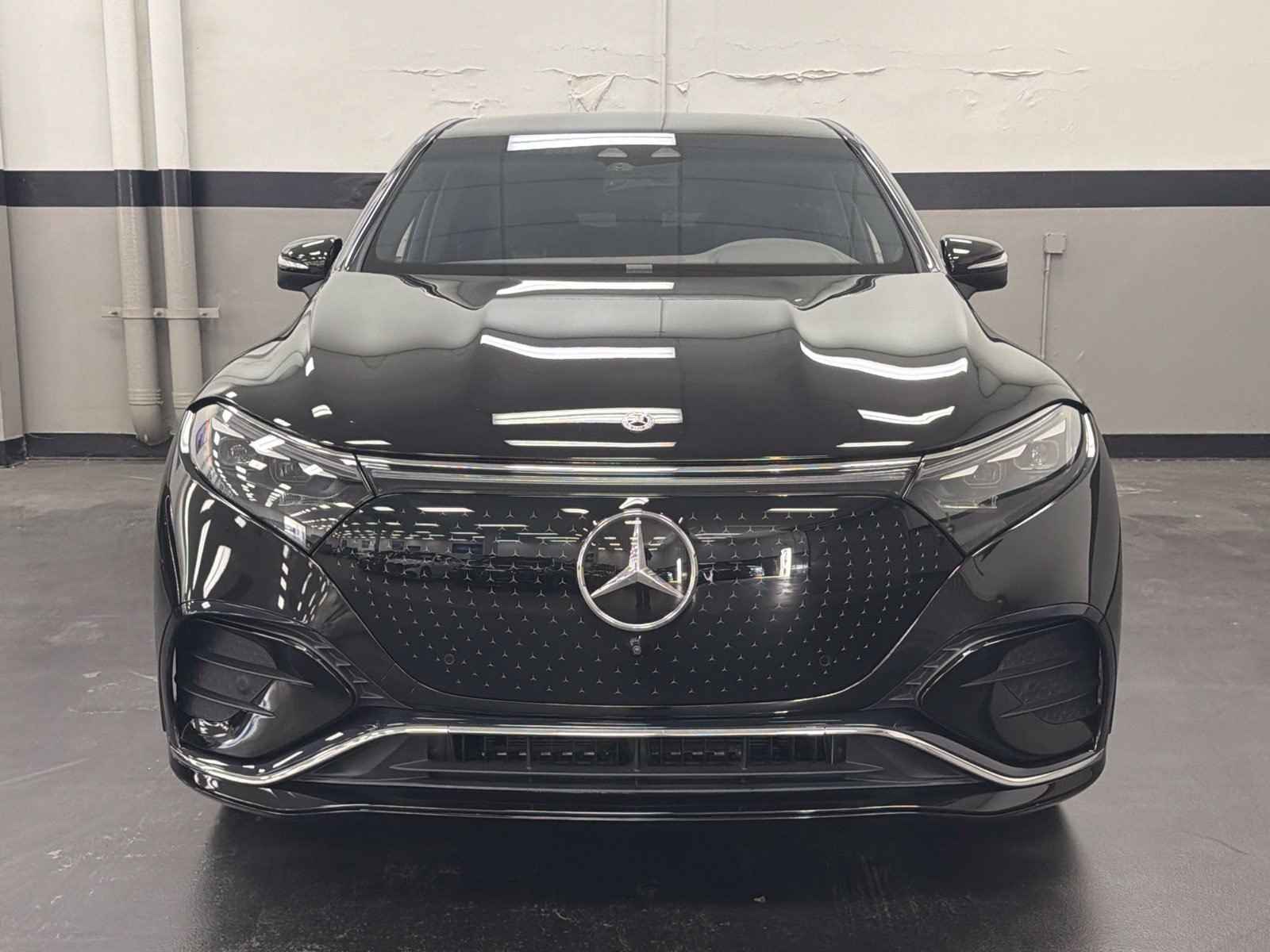 Used 2024 Mercedes-Benz EQS 580 4MATIC SUV w/ Exclusive Trim Package image 4