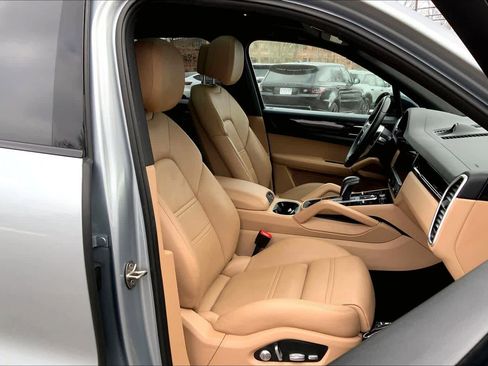 Used 2021 Porsche Cayenne image 8