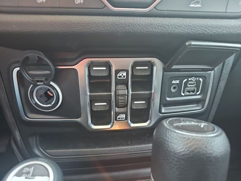 Used 2025 Jeep Gladiator Sport AWD/4WD image 25