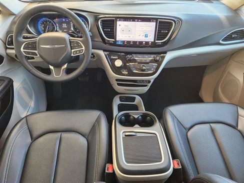 Used 2024 Chrysler Pacifica Touring-L image 20