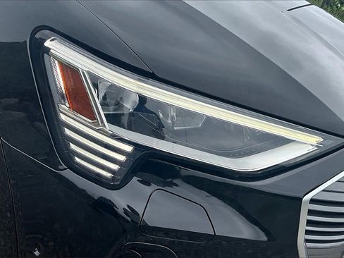 Used 2022 Audi e-tron Premium Plus w/ Premium Plus Package image 28