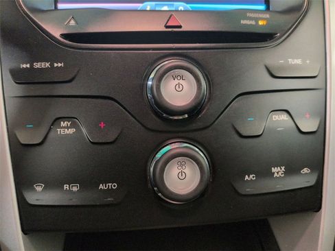 Used 2015 Ford Explorer XLT w/ Equipment Group 202A image 21