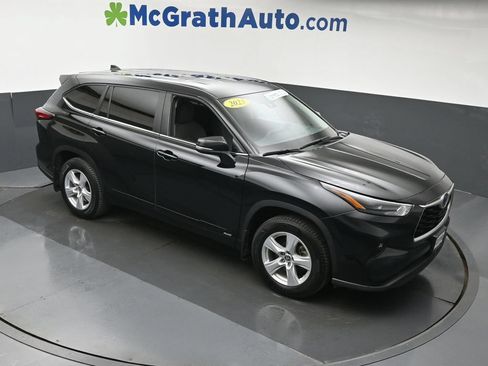 Used 2023 Toyota Highlander LE AWD/4WD image 3