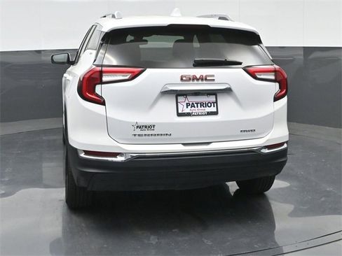 Used 2024 GMC Terrain SLT image 2