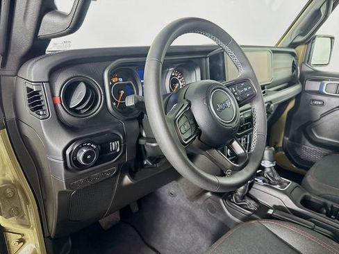 Used 2025 Jeep Wrangler Unlimited Rubicon AWD/4WD image 11