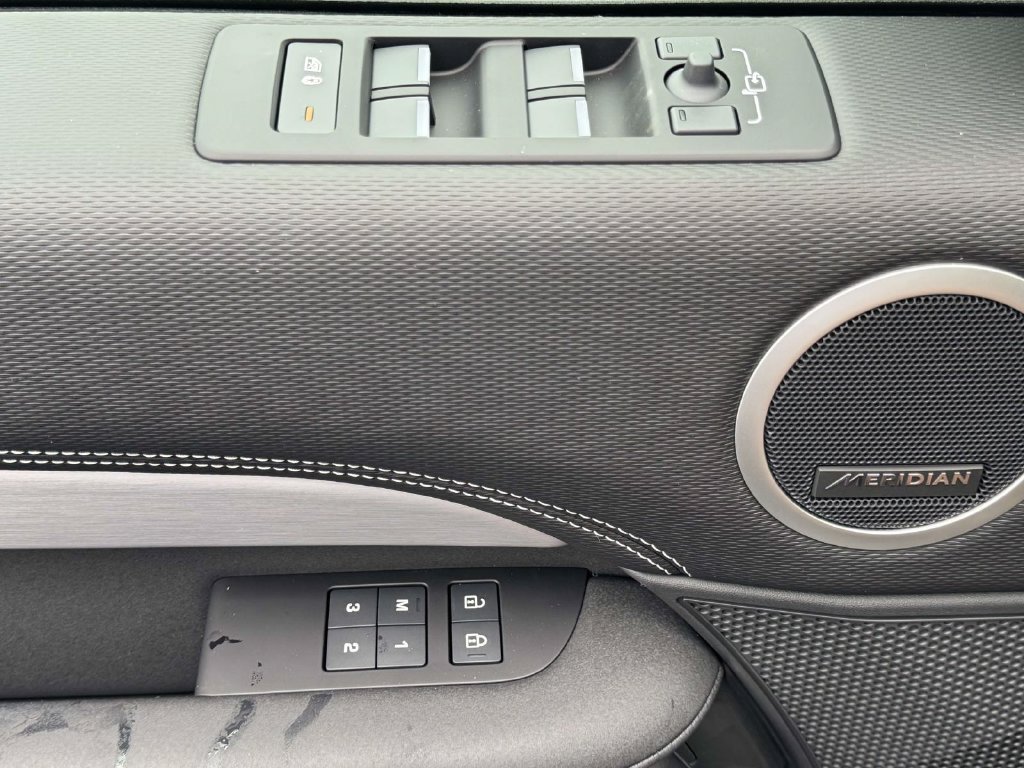 New 2026 Land Rover Discovery Limited Edition AWD/4WD image 24