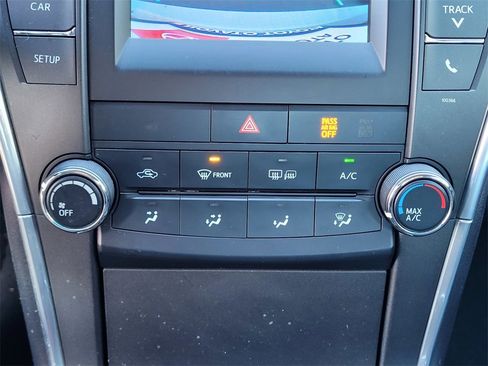 Used 2015 Toyota Camry SE image 19