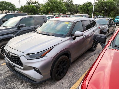 Used 2023 Toyota Highlander LE FWD image 3