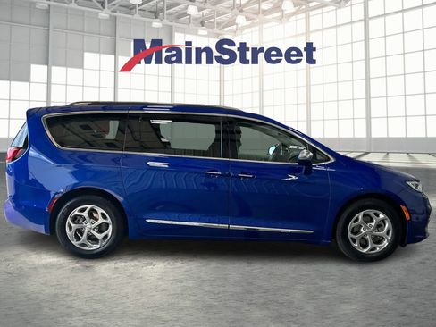 Used 2021 Chrysler Pacifica Limited w/ Uconnect Theater Family Group FWD image 6