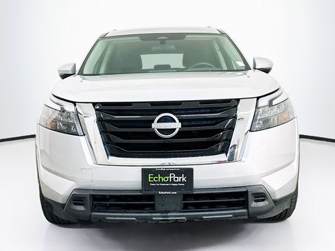 Used 2024 Nissan Pathfinder SV image 2