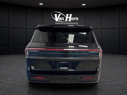 Used 2025 Lincoln Navigator L Reserve AWD/4WD image 4