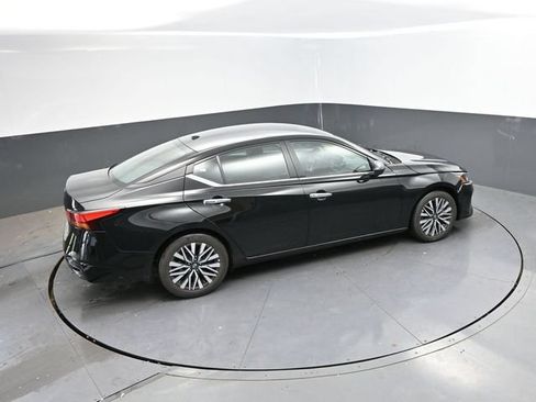 Used 2025 Nissan Altima 2.5 SV FWD image 37