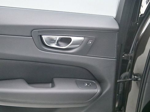 Certified 2025 Volvo XC60 B5 Plus AWD/4WD image 19