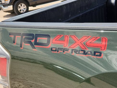 Used 2022 Toyota Tacoma TRD Off-Road w/ Technology Package AWD/4WD image 9